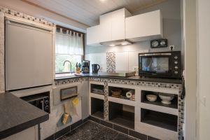 selbst gebaute, schöne Küchenecke mit allem was man braucht - Bild 5: Schönes Ferienappartement im Sauerland