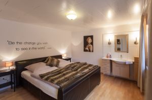 Kunstlederbett, extra Waschgelegenheit, Terrassentür in den Garten - Bild 4: Schönes Ferienappartement im Sauerland