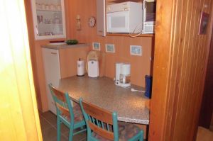 Kochplatten, 
Spüle, 
Spülmaschine, 
Mikrowelle, 
Kühlschrank, 
Backofen, 
Geschirr, 
Besteck - Bild 8: Wunderbare Wanderbasis für Hund und Mensch: Ferienhaus Frenkhausen