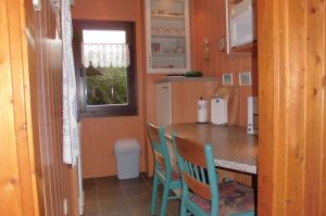 Kochplatten, 
Spüle, 
Spülmaschine, 
Mikrowelle, 
Kühlschrank, 
Backofen, 
Geschirr, 
Besteck - Bild 4: Wunderbare Wanderbasis für Hund und Mensch: Ferienhaus Frenkhausen