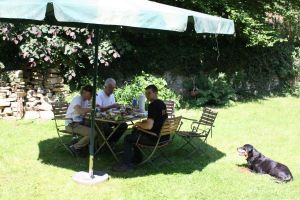 Bei gutem Wetter lässt es sich hier herrlich frühstücken - Bild 5: Ferienzimmer und Ferienwohnung auf dem Bauernhof