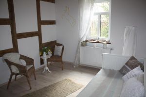 In der hellen Leichtigkeit des Zimmers scheint der Blumenduft des Sommers in der Luft zu schweben. - Bild 10: Ferienzimmer und Ferienwohnung auf dem Bauernhof