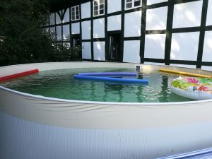 Im Sommer wartet der Pool darauf, den Gästen Abkühlung zu verschaffen - Bild 2: Ferienzimmer und Ferienwohnung auf dem Bauernhof