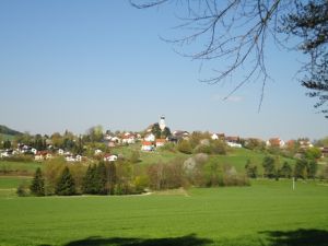 Aufnahme mit Standort Kirchbachaue. Der Ortskern von Stamsried mit dem Marktplatz und der Kirche. - Bild 14: Blockhausurlaub Bayerischer Wald - ideal für Familien mit Kindern und Hund
