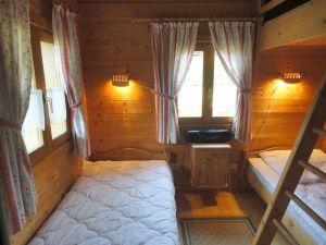 Im Kinderzimmer befinden sich 2 Einzelbetten und über dem rechten Einzelbett ein eingebautes Hochbett. - Bild 5: Blockhausurlaub Bayerischer Wald - ideal für Familien mit Kindern und Hund