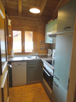 Blick in die kleine Küche, in der Sie eine Vielzahl von Elektrogeräten,
Bestecke, Geschirr, Töpfe und Pfannen finden. - Bild 3: Blockhausurlaub Bayerischer Wald - ideal für Familien mit Kindern und Hund