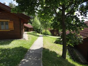 Blick in die Parkmitte von der Rezeption aus. - Bild 11: Blockhausurlaub Bayerischer Wald - ideal für Familien mit Kindern und Hund