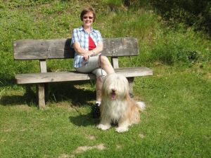 Frauchen und Kaja genießen die Sonne auf einer Bank im Ferienpark. - Bild 8: Blockhausurlaub Bayerischer Wald - ideal für Familien mit Kindern und Hund