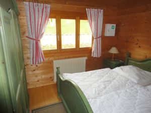 Für einen guten Schlaf sorgt das bequeme Doppelbett im alpenländischen Stil. Für viel Stauraum gibt es den großen Kleiderschrank. - Bild 4: Blockhausurlaub Bayerischer Wald - ideal für Familien mit Kindern und Hund