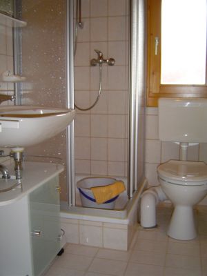 Duschbad mit WC. - Bild 7: Urlaub im Blockhaus - Ruhe und Natur für Mensch und Hund