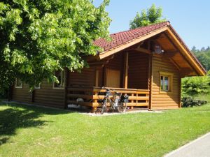 Haus 23 aus einer anderen Perspektive. - Bild 9: Urlaub im Blockhaus - Ruhe und Natur für Mensch und Hund