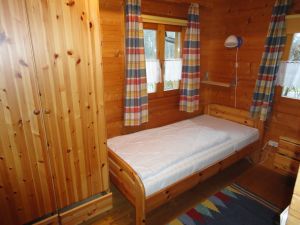 Einzelbett im Kinderzimmer und Kleiderschrank. - Bild 5: Urlaub im Blockhaus - Ruhe und Natur für Mensch und Hund