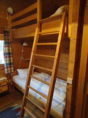 Einzelbett und Hochbett im Kinderzimmer. - Bild 6: Urlaub im Blockhaus - Ruhe und Natur für Mensch und Hund