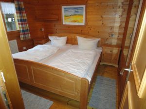 Komfortables Doppelbett im Schlafzimmer. - Bild 4: Urlaub im Blockhaus - Ruhe und Natur für Mensch und Hund