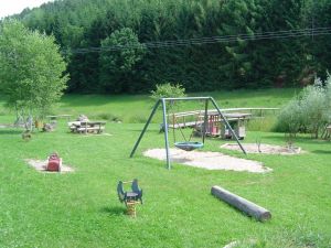 Kinderspielplatz in der nahe gelegenen Kirchbachaue. - Bild 16: Urlaub im Blockhaus - Ruhe und Natur für Mensch und Hund