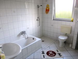 Badewanne und befahrbarer Dusche - Bild 17: Fewo-Haus- Arnolde Nordsee Ostfriesl. EingezGarten, Rolliger. Senioren Hund