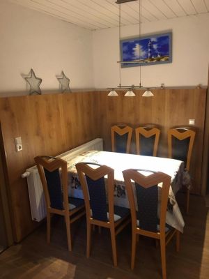 mit Ausziehtisch und Kinderstuhl - Bild 11: Fewo-Haus- Arnolde Nordsee Ostfriesl. EingezGarten, Rolliger. Senioren Hund