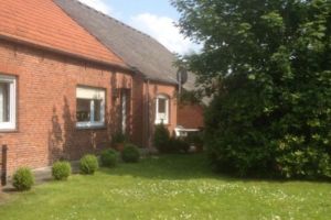 Bild 1: Fewo-Haus- Arnolde Nordsee Ostfriesl. EingezGarten, Rolliger. Senioren Hund