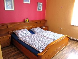 Doppelbett + Einzelbett, Kleiderschrank - Bild 13: Fewo-Haus- Arnolde Nordsee Ostfriesl. EingezGarten, Rolliger. Senioren Hund