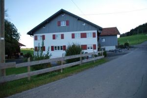 Unsere Ferienwohnung für Hunde von der Straße aus gesehen. - Bild 1: Ferienwohnung "Stantes" - Oberallgäu - Hunde herzlich willkommen