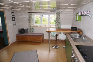 Theke für ein kleines Frühstück oder einen Wein beim Kochen. Ein Bank zum Ausruhen und Lümmeln. - Bild 8: Ferienwohnung "Stantes" - Oberallgäu - Hunde herzlich willkommen