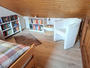 Gemütliche Leseecke auf der Galerie, mit ca. 300 Büchern. - Bild 23: Ferienhaus Degenhardt - Im Urlaub und doch zu Hause