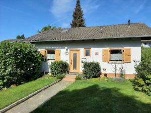 Fenster und Haustür ausgetauscht, nun in hellem, echten Lärchenholz - Bild 4: Ferienhaus Degenhardt - Im Urlaub und doch zu Hause