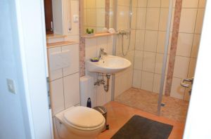 Modernes Bad mit ebenerdiger Dusche, WC und Badheizung im Souterrain - Bild 8: Ferienhaus Eifelröschen - wenn Sie das Besondere lieben