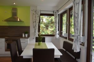 Die gemütliche Essgruppe mit Blick in den Wald - Bild 6: Ferienhaus Eifelröschen - wenn Sie das Besondere lieben