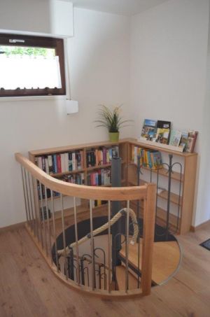 Über die kleine helle Diele im Erdgeschoss gelangen Sie in den großzügigen Wohnraum sowie über eine Wendeltreppe ins Souterrain. Hier finden Sie Prospekte und Tourist-Informationen für Ihren Urlaub. - Bild 15: Ferienhaus Eifelröschen - wenn Sie das Besondere lieben