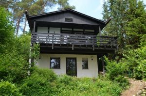 Das Ferienhaus Eifelröschen mit Blick auf die große Veranda und überdachte Sonnenterrasse - Bild 1: Ferienhaus Eifelröschen - wenn Sie das Besondere lieben
