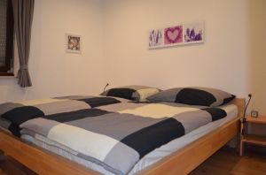 Schlafzimmer1 mit Doppelbett 180 x 200 cm (im Souterrain) - Bild 7: Ferienhaus Eifelröschen - wenn Sie das Besondere lieben