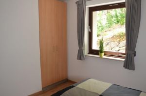 Schlafzimmer1 mit Einbauschrank und ausreichen Platz für Kinderbett - Bild 9: Ferienhaus Eifelröschen - wenn Sie das Besondere lieben