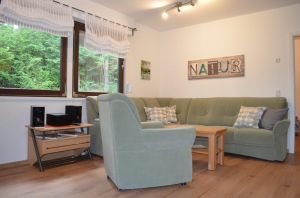 Das helle Wohnzimmer verfügt über eine große gemütliche Sitzecke - Bild 12: Ferienhaus Eifelröschen - wenn Sie das Besondere lieben