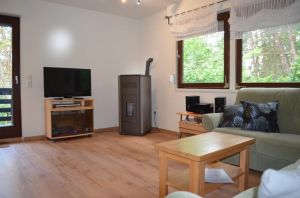 Das Wohnzimmer mit Sat-TV und Pelletofen für herrliche Wärme an kalten Tagen. - Bild 13: Ferienhaus Eifelröschen - wenn Sie das Besondere lieben