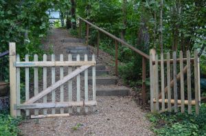 Über diesen Zuweg hinab gelangen Sie in den eingezäunten Garten des Eifelröschens. - Bild 3: Ferienhaus Eifelröschen - wenn Sie das Besondere lieben