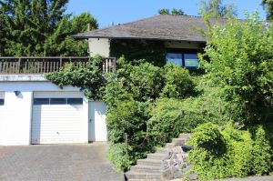 Blick auf die Ferienwohnung EifelNatur 4 von der Straße aus. - Bild 17: Ferienwohnung EifelNatur 4 - komfortable FeWo in ruhiger Lage