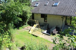 Der Spielplatz liegt hinter dem Haus. - Bild 14: Ferienwohnung EifelNatur 4 - komfortable FeWo in ruhiger Lage