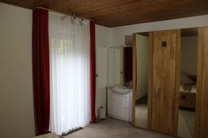 mit eigenem Waschplatz und eingebautem Safe - Bild 5: Ferienwohnung EifelNatur 4 - komfortable FeWo in ruhiger Lage