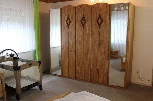 mit großem Schrank und Baby-Bett - Bild 10: Ferienwohnung EifelNatur 4 - komfortable FeWo in ruhiger Lage