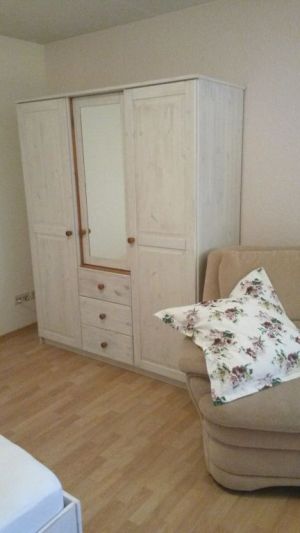 Wohnzimmer-zweiter Schrank - Bild 9: Ferienwohnung Wissberg in Roxheim/Nahe bei Bad Kreuznach