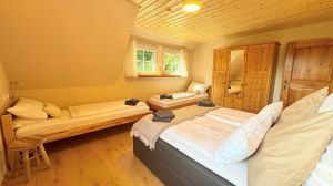 Das frisch renovierte Schlafzimmer ist mit einem neuen Boxspringbett 180x200, und zwei Einzelbetten ausgestattet. - Bild 19: exklusive FeWo Waldblick, 2 Schlafzimmer, Elektrokamin, Garten