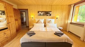 Das frisch renovierte Schlafzimmer ist mit einem neuen Boxspringbett 180x200, und zwei Einzelbetten ausgestattet. - Bild 20: exklusive FeWo Waldblick, 2 Schlafzimmer, Elektrokamin, Garten