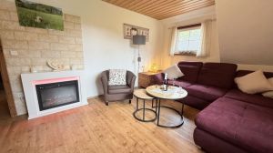 Das gemütliche Wohnzimmer ist mit einem großem hochwertigen Ecksofa, großen Smart-TV, Schreibtisch, Leselampe und einem Hundebett ausgestattet. - Bild 14: exklusive FeWo Waldblick, 2 Schlafzimmer, Elektrokamin, Garten