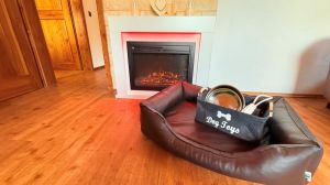 Das gemütliche Wohnzimmer ist mit einem großem hochwertigen Ecksofa, großen Smart-TV, Schreibtisch, Leselampe, Elektrokamin, und einem Hundebett ausgestattet. - Bild 16: exklusive FeWo Waldblick, 2 Schlafzimmer, Elektrokamin, Garten