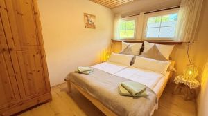 Das frisch renovierte kleine Schlafzimmer ist mit einem Doppelbett ausgestattet - Bild 12: exklusive FeWo Waldblick, 2 Schlafzimmer, Elektrokamin, Garten