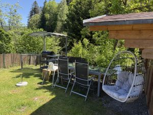 Ihr Garten ist mit zwei Esstischgruppe, Hängesessel, Sonnenschirme, BBQ Holzkohlengrill ausgestattet. - Bild 18: Ferienwohnung Waldblick 2-3 Schlafzimmer, Garten, BBQ, Kamin, Sauna