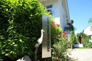 Parkplatz mit Treppe zur Wohnung
Treppe ist offen, aber mit einem Pfotenschutz belegt - Bild 2: Ferienwohnung Sylvia & Oliver Schön Bodensee