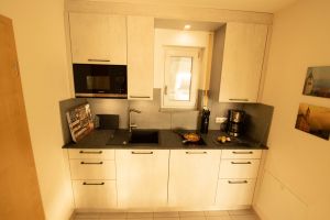 Induktionsherd, Kühlschrank mit Frostfach, Wasserkocher, Eierkocher, Kaffeemaschine, usw. - Bild 9: Ferienwohnung Sylvia & Oliver Schön Bodensee