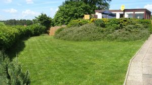 Hier weitere Impressionen vom Grundstück. Sie haben einen umzäunten Bereich von der Terrasse und dem Seitenbereich, damit "Wuffi" sich bei geöffneten Türen frei bewegen kann. Der vordere Bereich des Grundstücks ist ebenfalls komplett umzäunt. Nach hinten hinaus befindet sich im Souterrain ein Büro, von dem Sie aber nichts mitbekommen. Sie können niemanden stören und sich also wie in einem alleinstehenden Haus komplett frei bewegen. - Bild 11: Ostsee bei Grömitz, Lübecker Bucht, Meersicht, Hunde willkommen